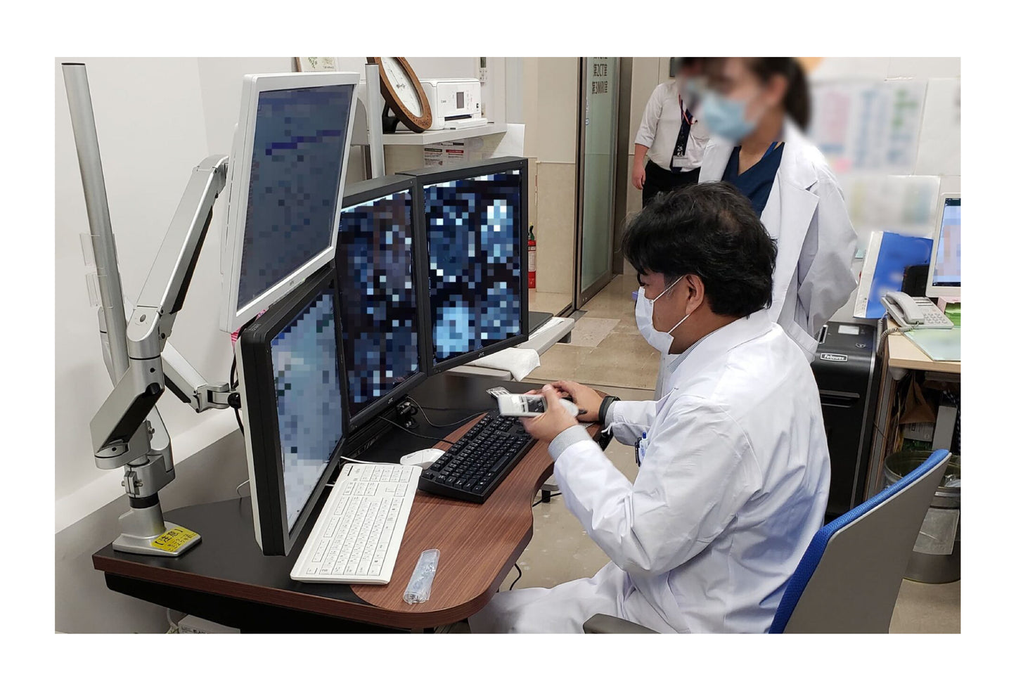 読影デスク（モニターアー ム付き電動昇降デスク）