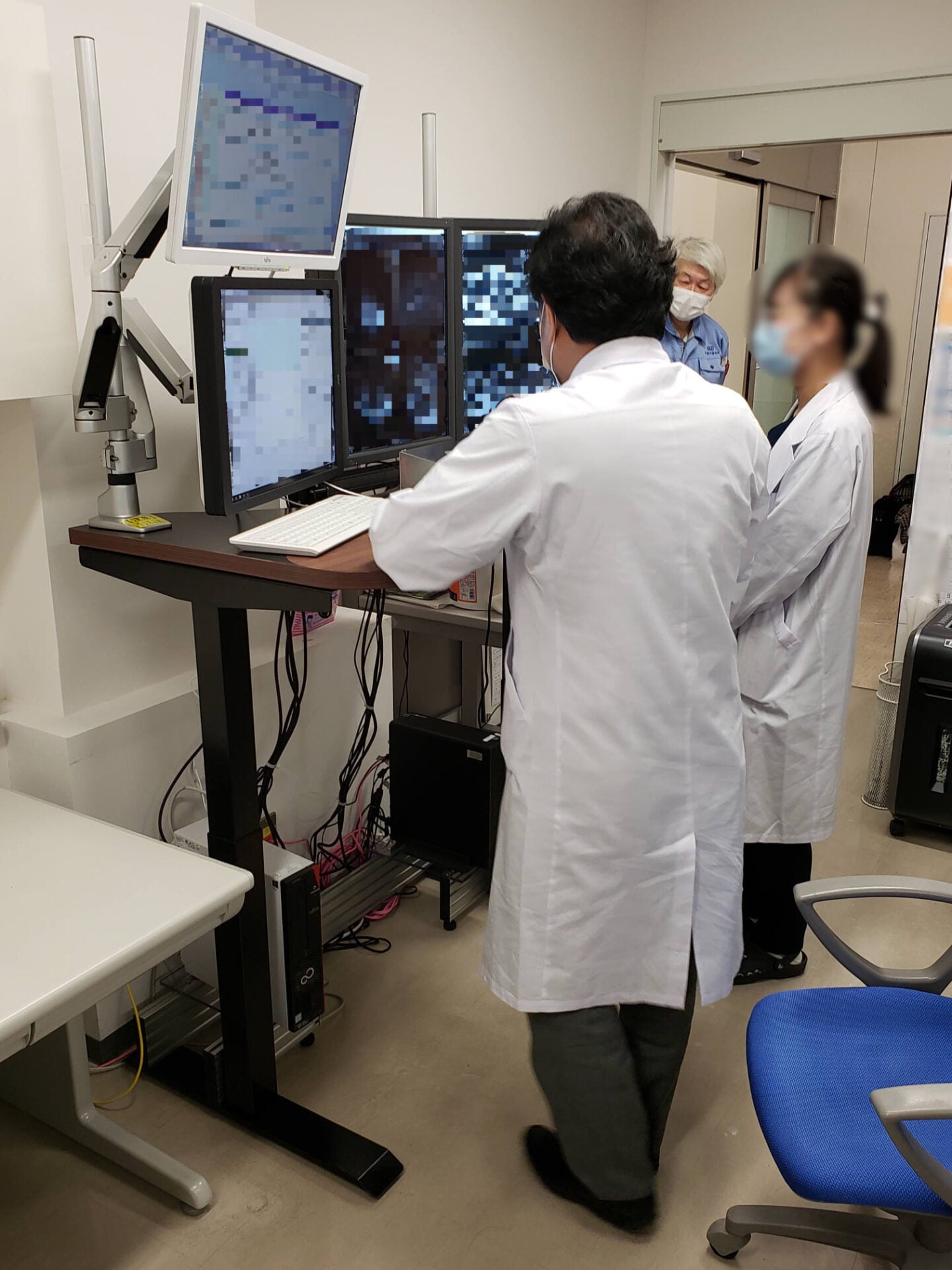 読影デスク（モニターアー ム付き電動昇降デスク）