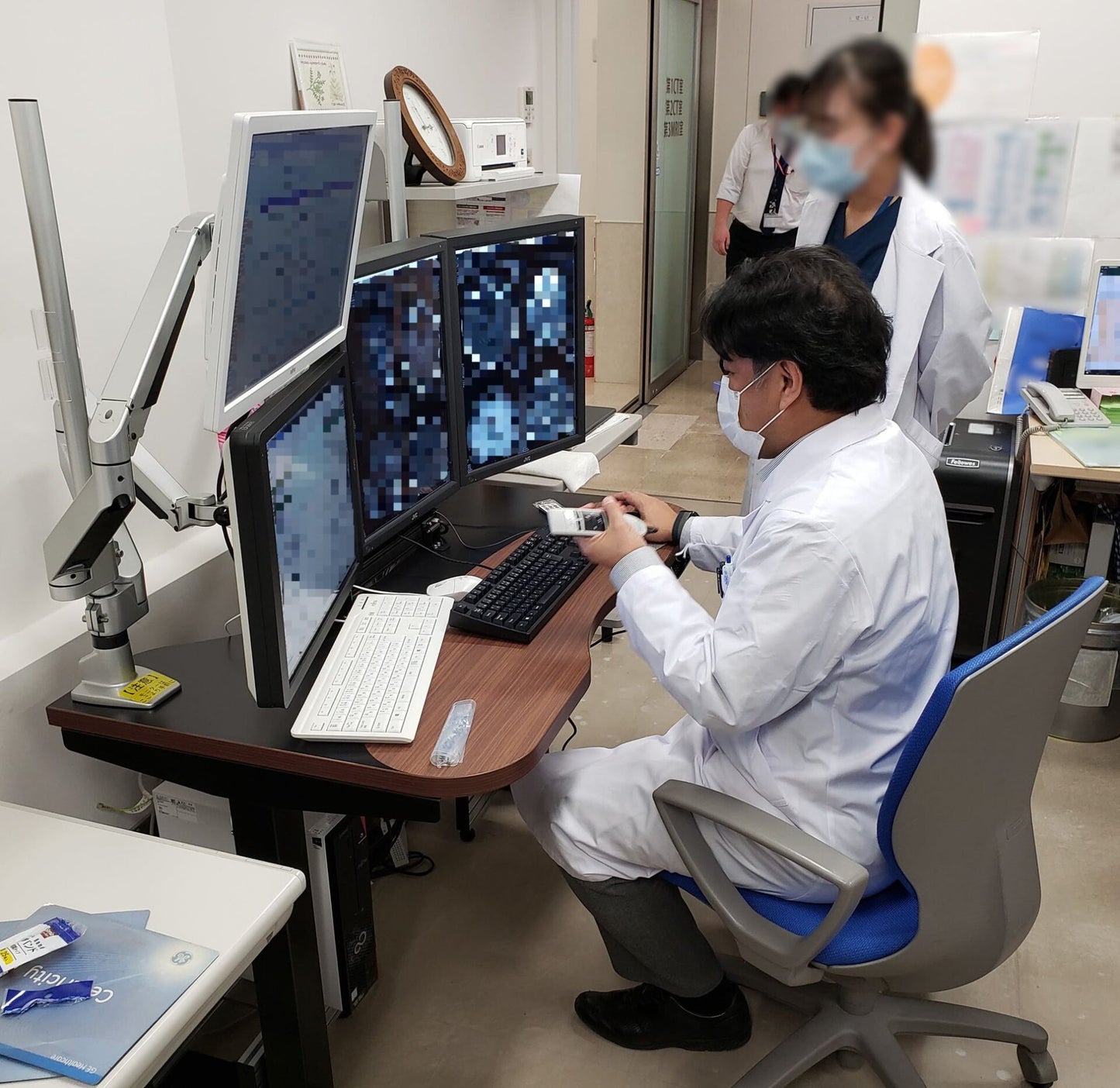 読影デスク（モニターアー ム付き電動昇降デスク）